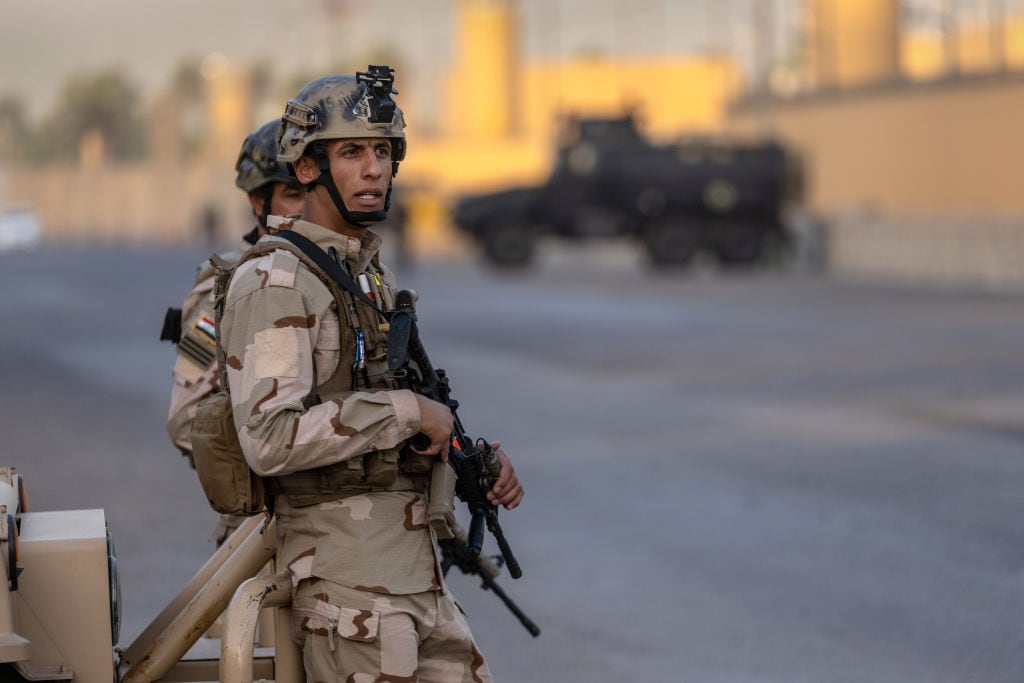 Militares en Irak custodian una ruta cerca de Bagdad