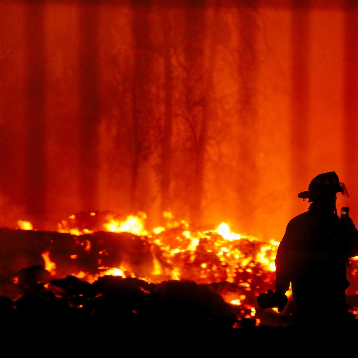 Continúa incendio en planta papelera de Puente Alto: “El fuego no está controlado, está contenido”