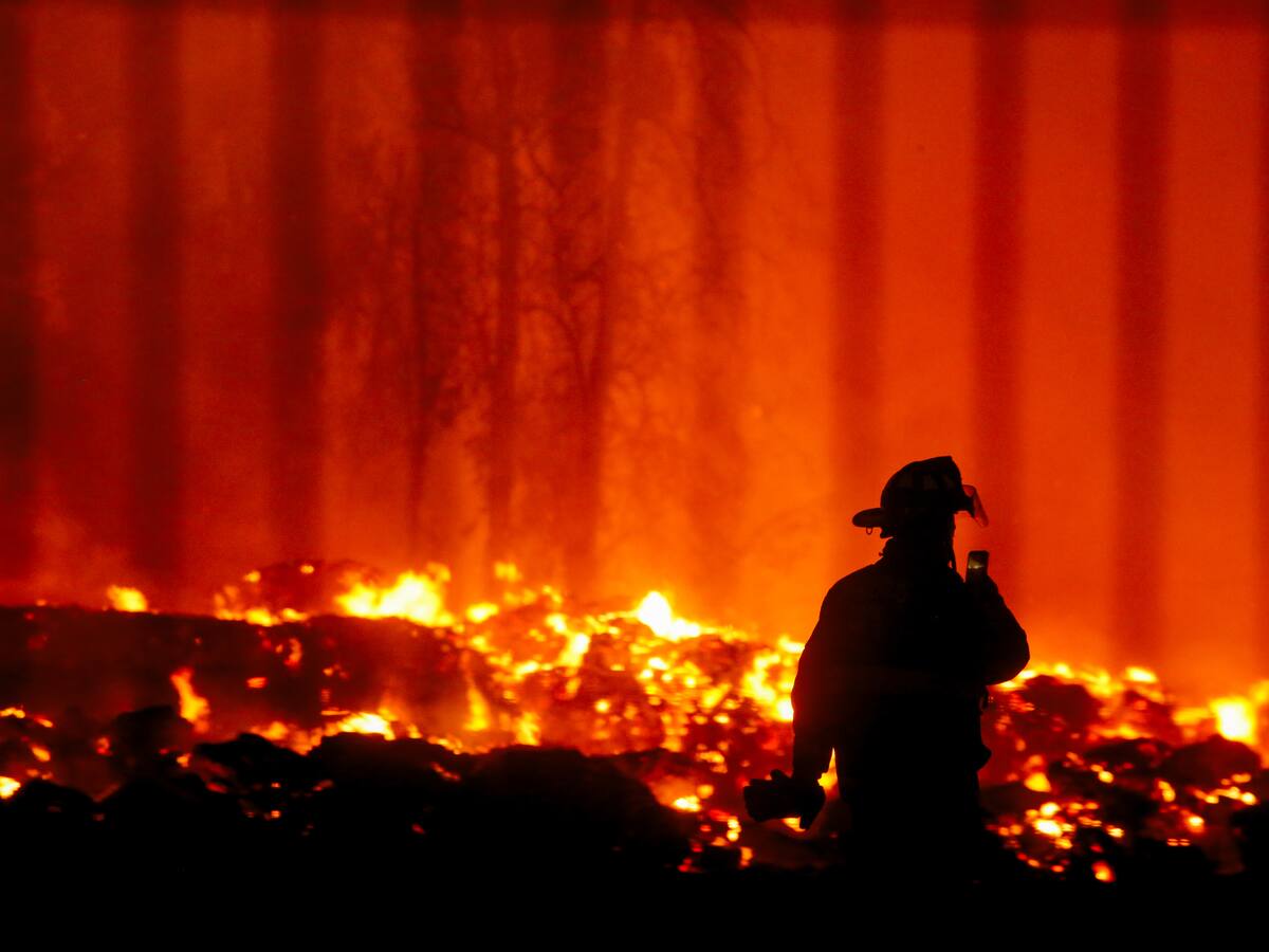 Continúa incendio en planta papelera de Puente Alto: “El fuego no está controlado, está contenido”