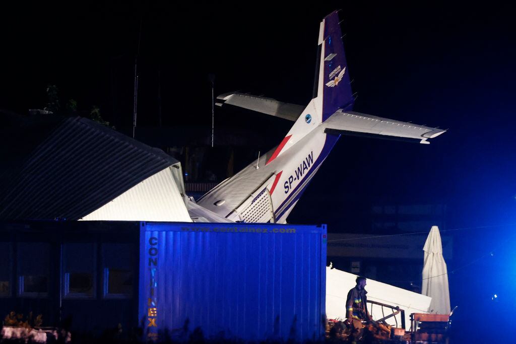 Un avión Cessna 208 cayó sobre un hangar en Chrcynno de Polonia