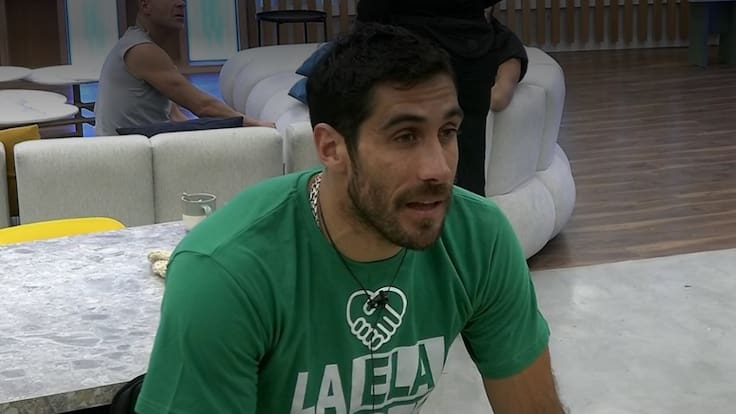 Pedro Astorga explica por qué utiliza una polera que dice “La ELA existe” y revela cuál es su relación con esta enfermedad