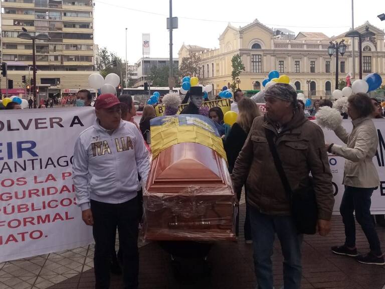 Con carteles y un ataúd: locatarios realizan marcha en el centro de Santiago y exigen medidas al municipio