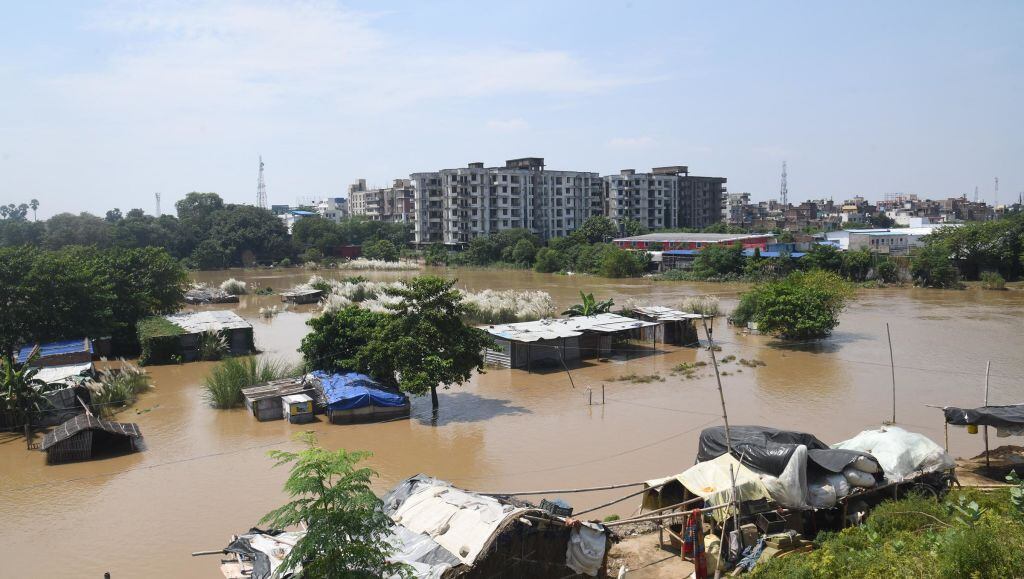 La crecida de un río provoca inundaciones en una ciudad de la India