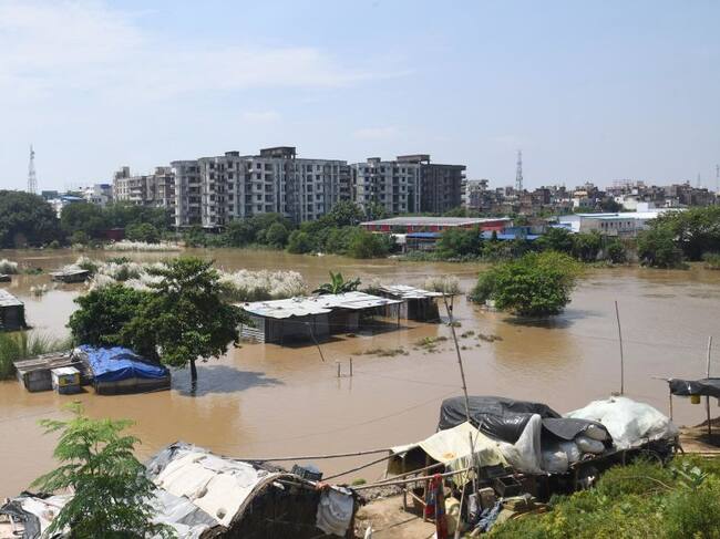 La crecida de un río provoca inundaciones en una ciudad de la India