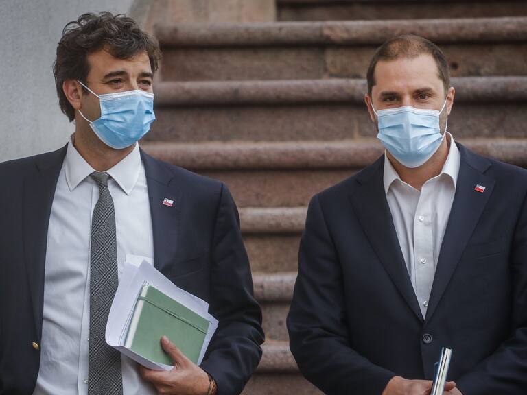 29 de marzo del 2021/SANTIAGOLos Ministros Secretarios General de la Presidencia Juan Jose Ossa y el ministro Secretario General de Gobierno, Jaime Bellolio, bajan las escaleras, para realizar un punto de prensa en el patio de Los Naranjos del Palacio de la Moneda, para referirse sobre el cambio de fecha de las votaciones.
FOTO: SEBASTIAN BELTRAN GAETE/AGENCIAUNO
