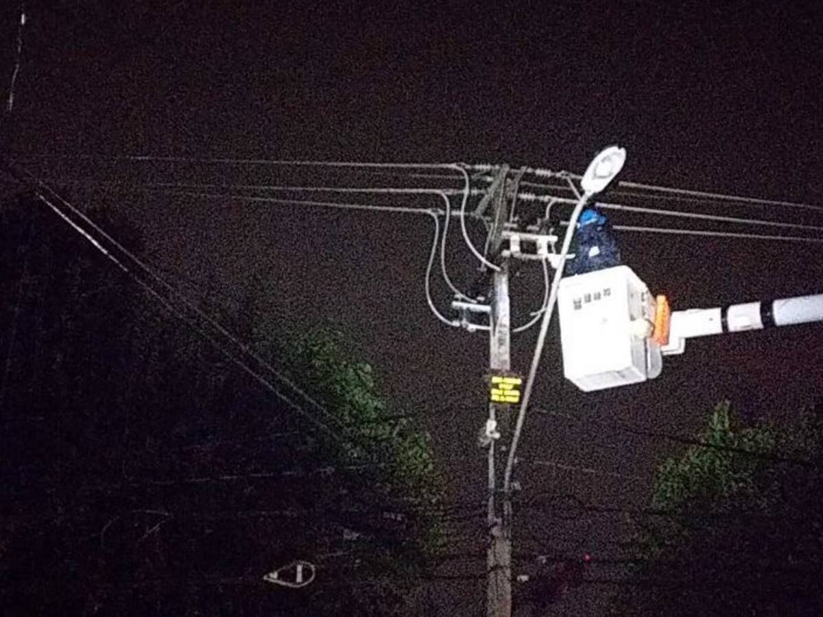Corte de luz en la región Metropolitana por sistema frontal: estos son los sectores que se encuentran sin suministro eléctrico por las lluvias
