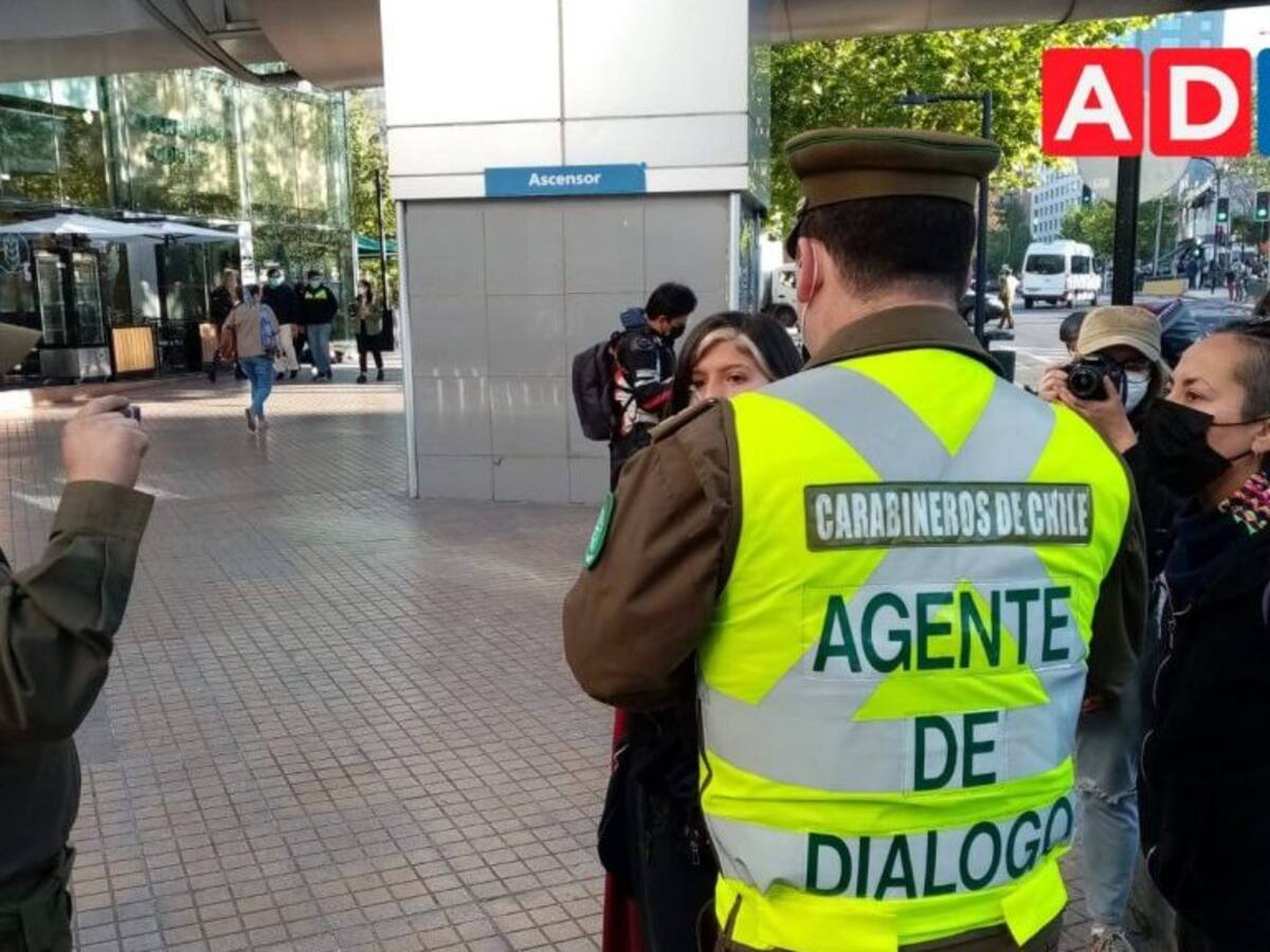 Estallido Social: ¿Quién es y qué hace el «Agente de diálogo» de Carabineros?