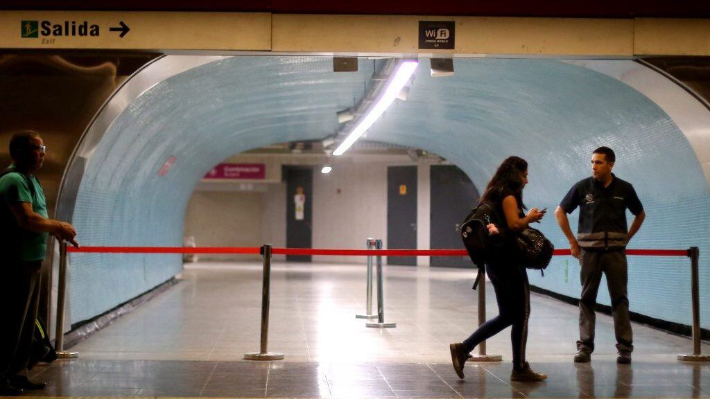 29 de MARZO de 2019/SANTIAGOLa estación del metro Los Leones, por línea 6, presentó interrupción en su servicio, debido a un procedimiento del GOPE de Carabineros, producto de un objeto sospechoso en su interior.
La línea del tren subterráneo operó entre las estaciones Cerrillos y Ñuñoa debido al procedimiento.
FOTO: HANS SCOTT/AGENCIAUNO