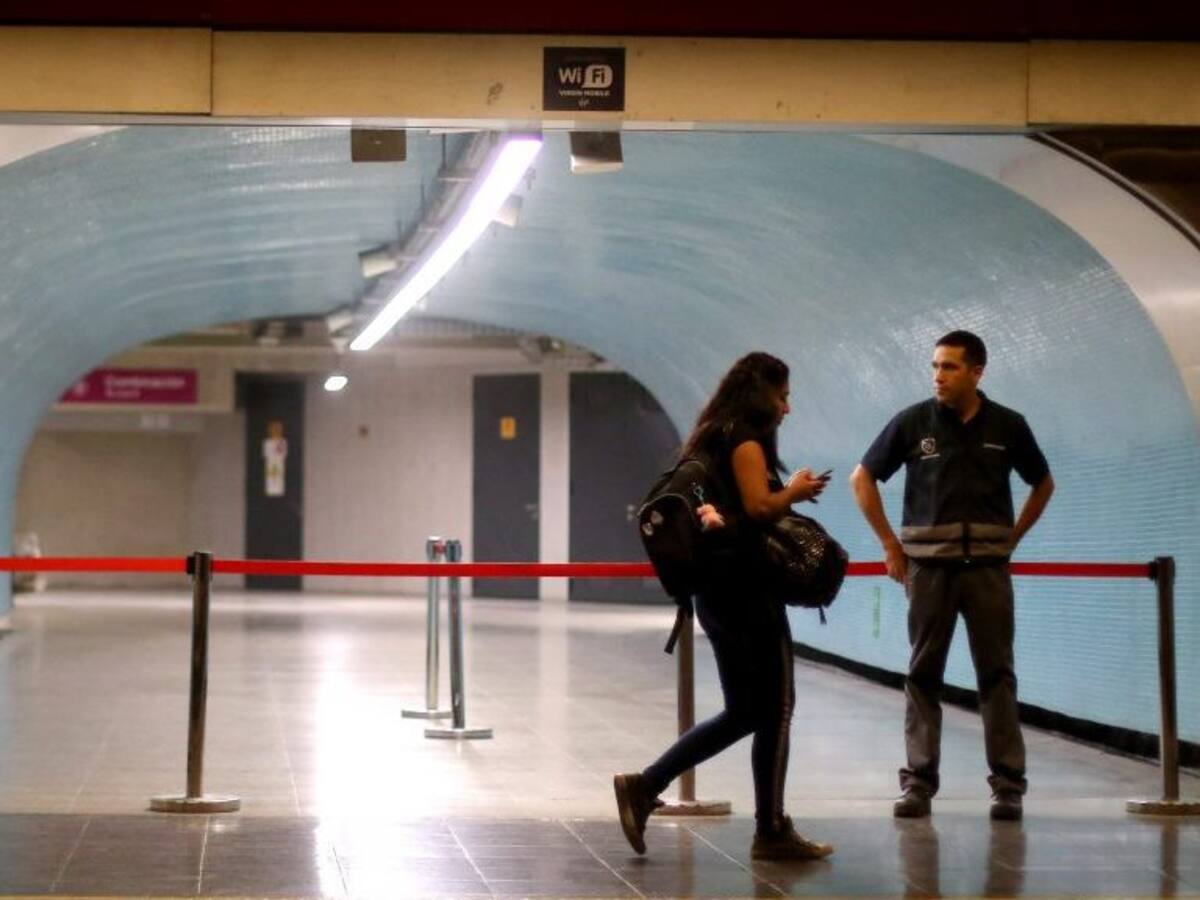 Sorprenden a un hombre baleado trasladándose en el Metro de Santiago