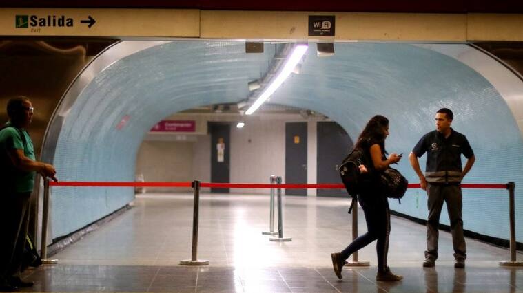 29 de MARZO de 2019/SANTIAGOLa estación del metro Los Leones, por línea 6, presentó interrupción en su servicio, debido a un procedimiento del GOPE de Carabineros, producto de un objeto sospechoso en su interior.
La línea del tren subterráneo operó entre las estaciones Cerrillos y Ñuñoa debido al procedimiento.
FOTO: HANS SCOTT/AGENCIAUNO