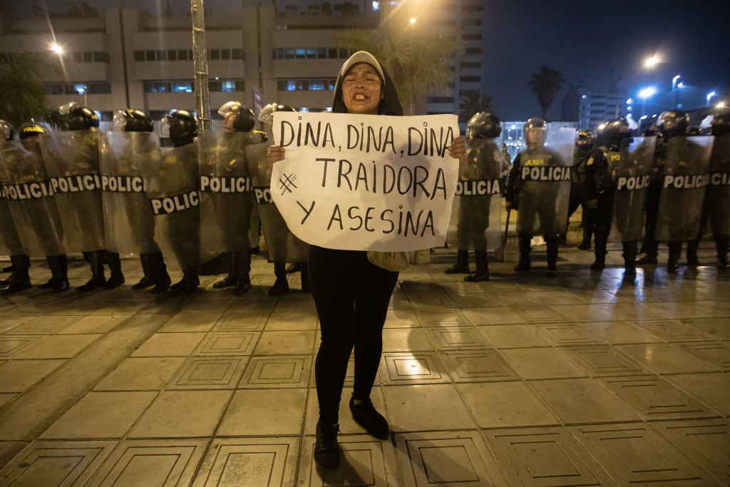 Mujer califica de "traidora" a Dina Boluarte en una protesta en Lima de Perú