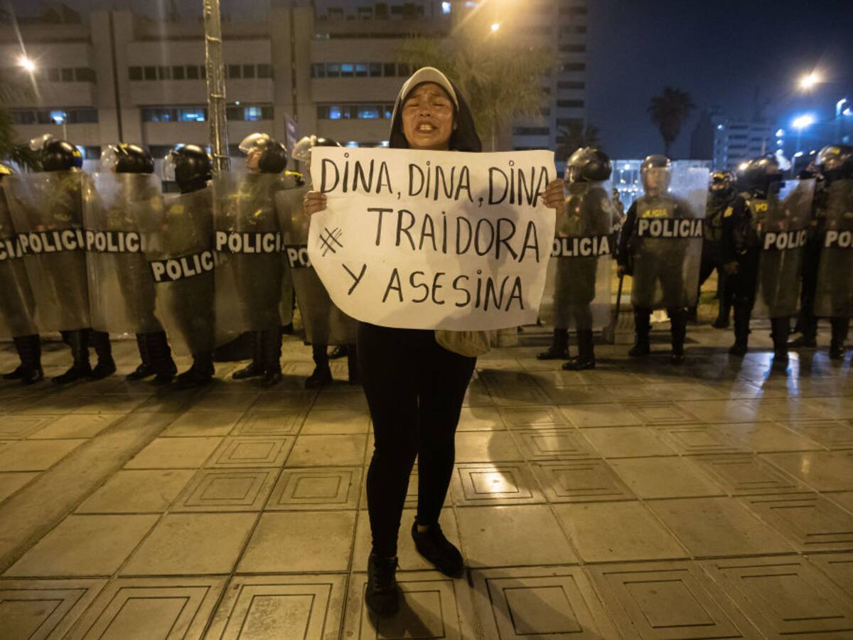Perú: 14 muertos, denuncias de torturas y toque de queda