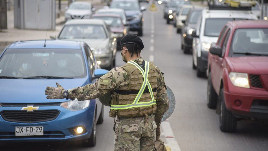 17 DE ABRIL DE 2021 / VIÑA DEL MARPersonal militar controla a vehículos en en Avenida San Martin, frente al Casino de la ciudad, todo esto en el contexto de cuarentena en que se mantiene la comuna.
FOTO: MIGUEL MOYA / AGENCIAUNO