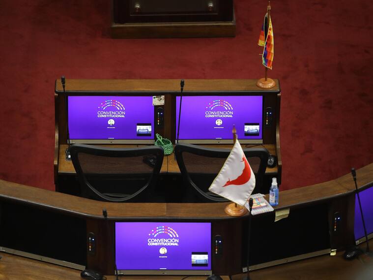 22 de Abril del 2022/SANTIAGOmonitores de computadores, durante el Pleno Convención Segundo Informe Sistema Político, que se realiza en el ex congreso Nacional.
FOTO: SEBASTIAN BELTRAN GAETE/AGENCIAUNO