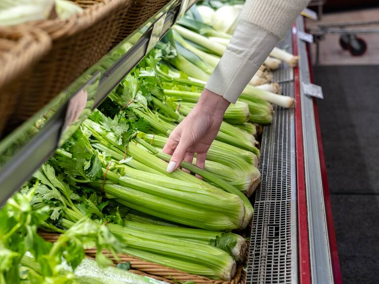 Ni en la bolsa original, ni en papel absorbente: esta es la mejor forma de guardar el apio y que siga fresco por semanas