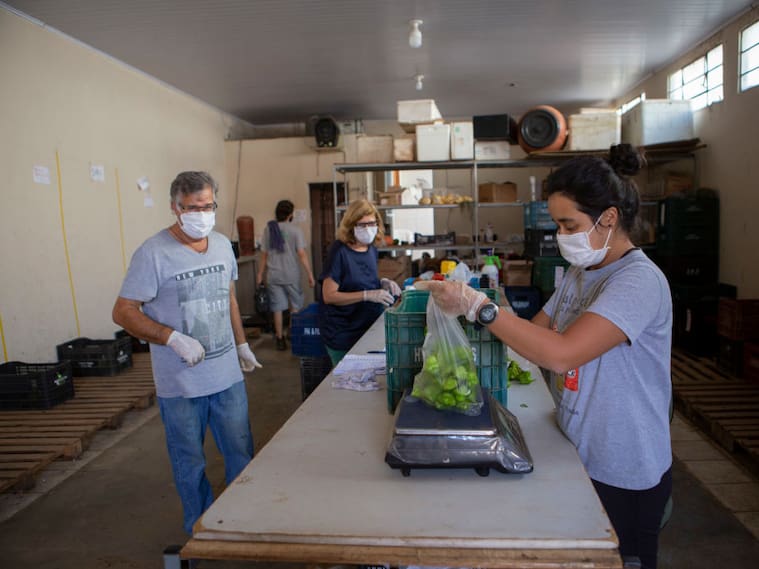 Personas trabaja en un mercado de alimentos en el municipio paulista de Sorocaba