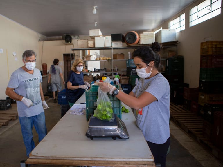 Personas trabaja en un mercado de alimentos en el municipio paulista de Sorocaba