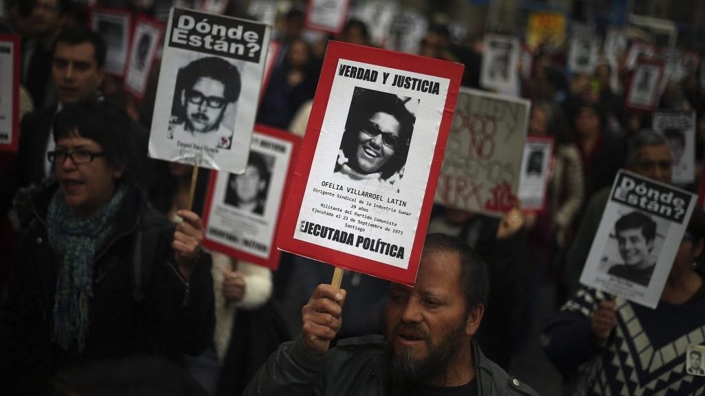 17 DE AGOSTO DE 2018/SANTIAGOLa Agrupacin de Familiares de Detenidos Desaparecidos y la Agrupacin de Familiares de Ejecutados Polticos, marcharon hasta el Palacio de Tribunales  en contra de libertad concedida a condenados de Punta Peuco.
FOTO: CRISTOBAL ESCOBAR/AGENCIAUNO
