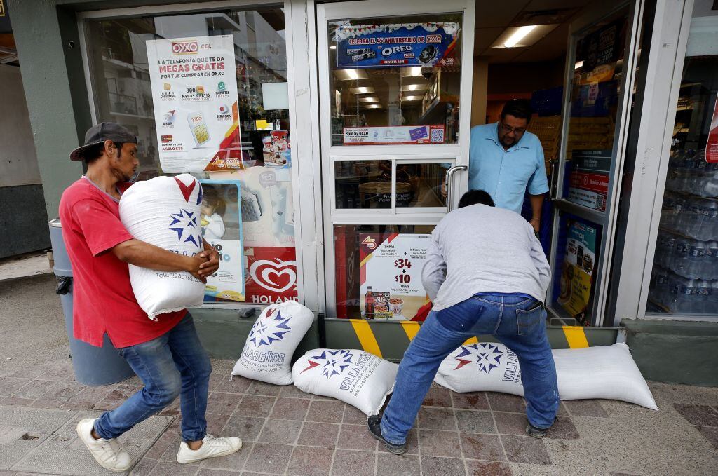 Resguardan las tiendas ante el arribo de Lidia a Puerto Vallarta en México