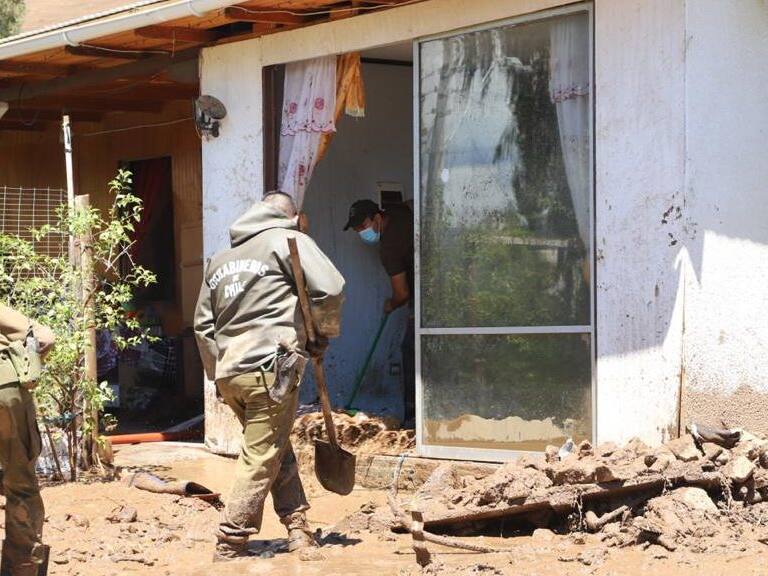 Aluviones en O’Higgins: personal policial y de emergencia realiza labores de limpieza de las viviendas afectadas