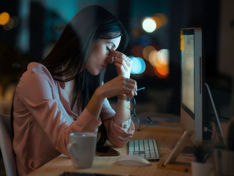 Investigadores revelan los dos trucos claves para reducir el cansancio en el trabajo: requieren pocos minutos