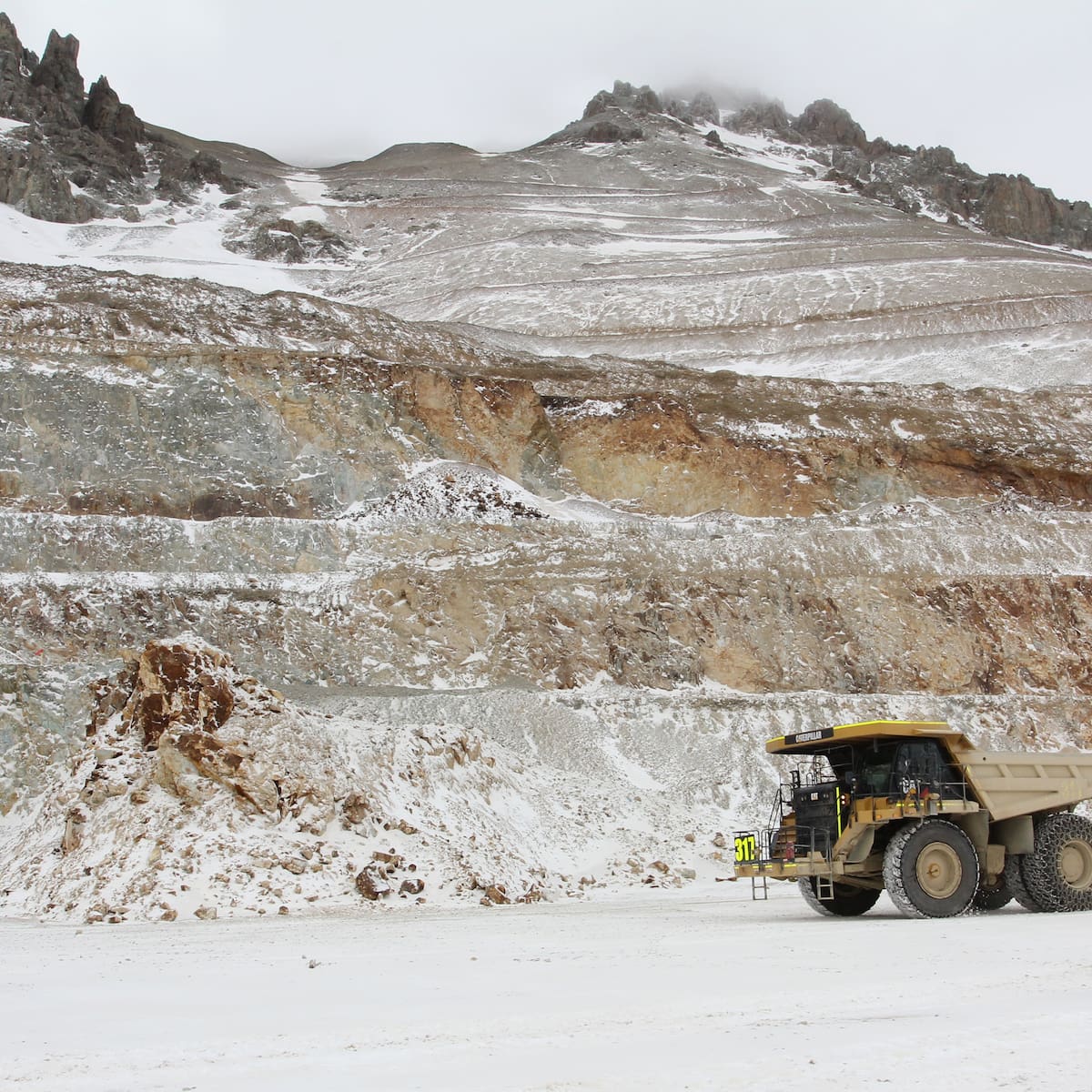 Emergencia en El Teniente: Codelco confirma rescate de un trabajador y búsqueda de otros dos tras alud de barro