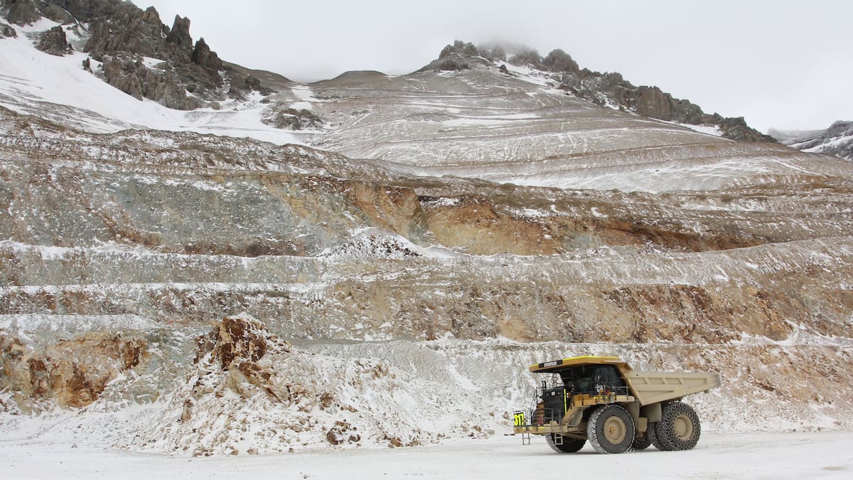 Emergencia en El Teniente: Codelco confirma rescate de un trabajador y búsqueda de otros dos tras alud de barro