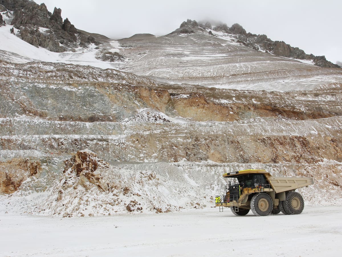 Emergencia en El Teniente: Codelco confirma rescate de un trabajador y búsqueda de otros dos tras alud de barro