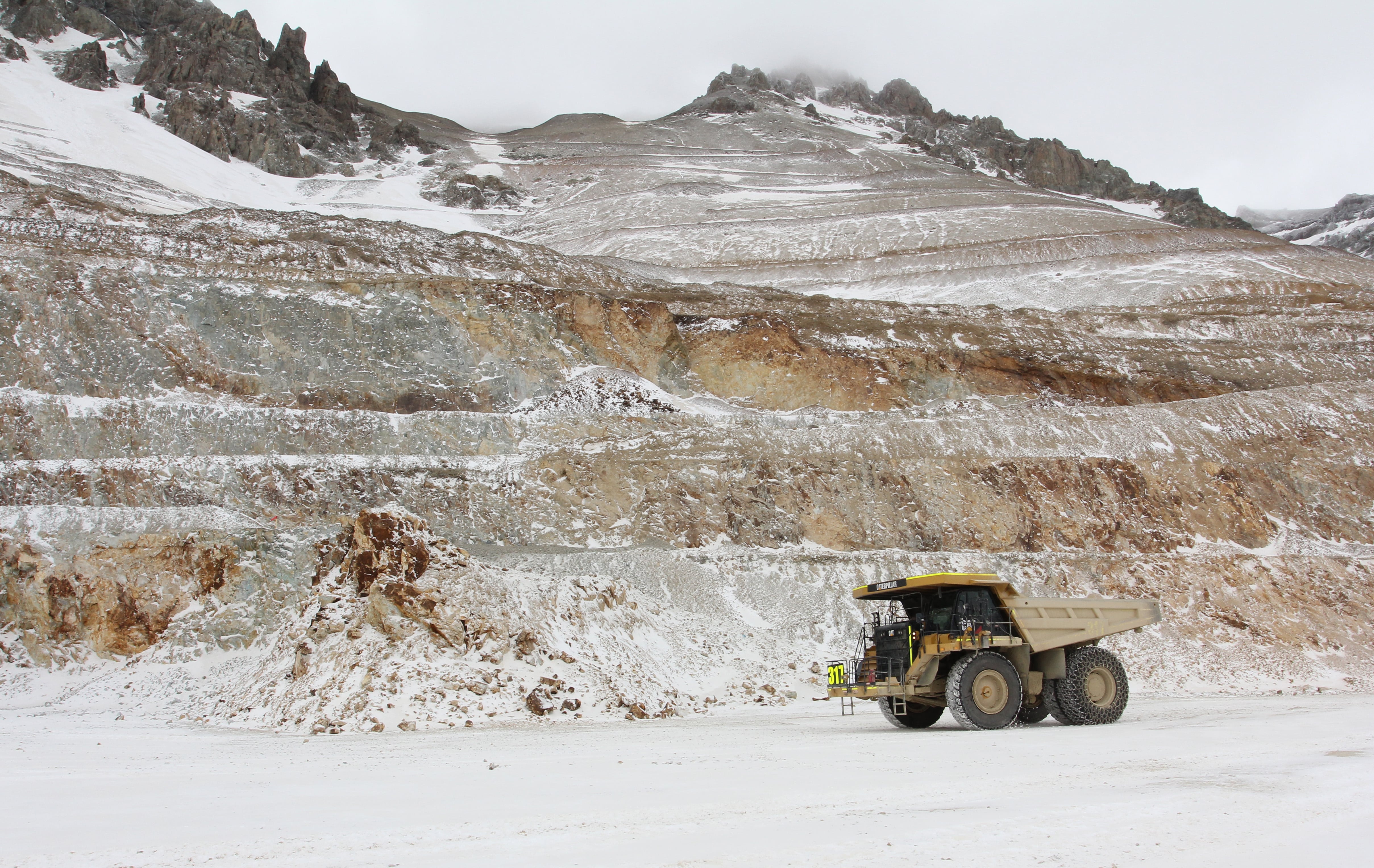 Emergencia en El Teniente: Codelco confirma rescate de un trabajador y búsqueda de otros dos tras alud de barro