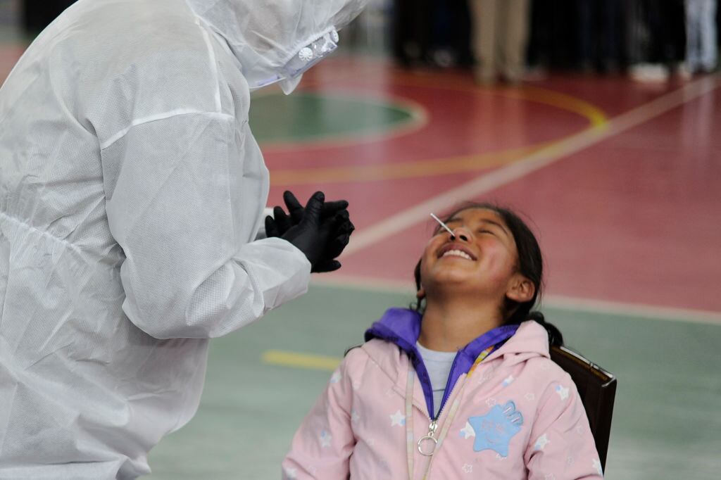 Una niña se realiza un examen del Covid19 en La Paz
