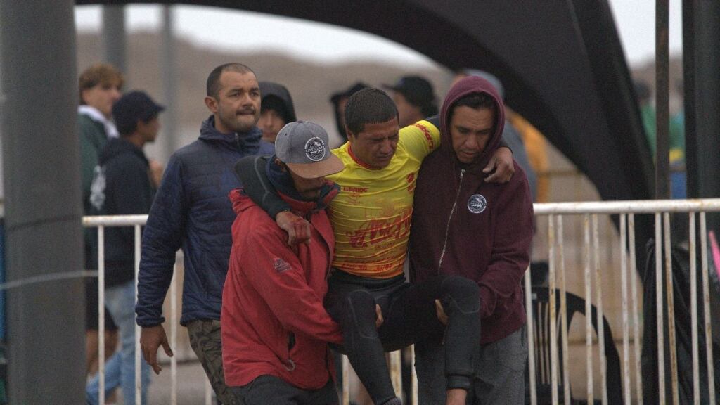 Marejadas en la ex Isla Alacrán eliminan al primer competidor del Arica Cultura Bodyboard