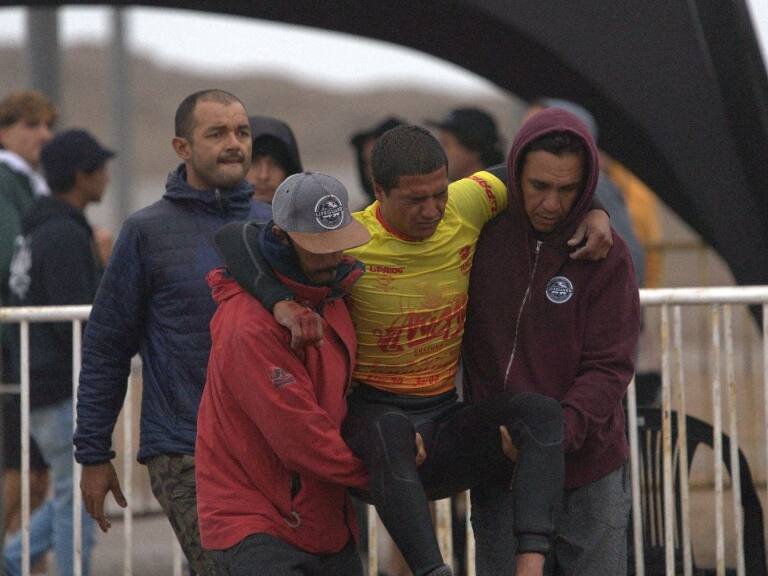 Marejadas en la ex Isla Alacrán eliminan al primer competidor del Arica Cultura Bodyboard