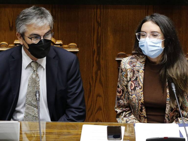 04 DE MAYO DE 2022/VALPARAISOLos ministros Mario Marcel (i) y Camila Vallejo (d), durante la Sesión especial del Senado, en donde se vota el nombramiento para nuevo director de Televisión Nacional de Chile.
FOTO: LEONARDO RUBILAR CHANDIA/AGENCIAUNO