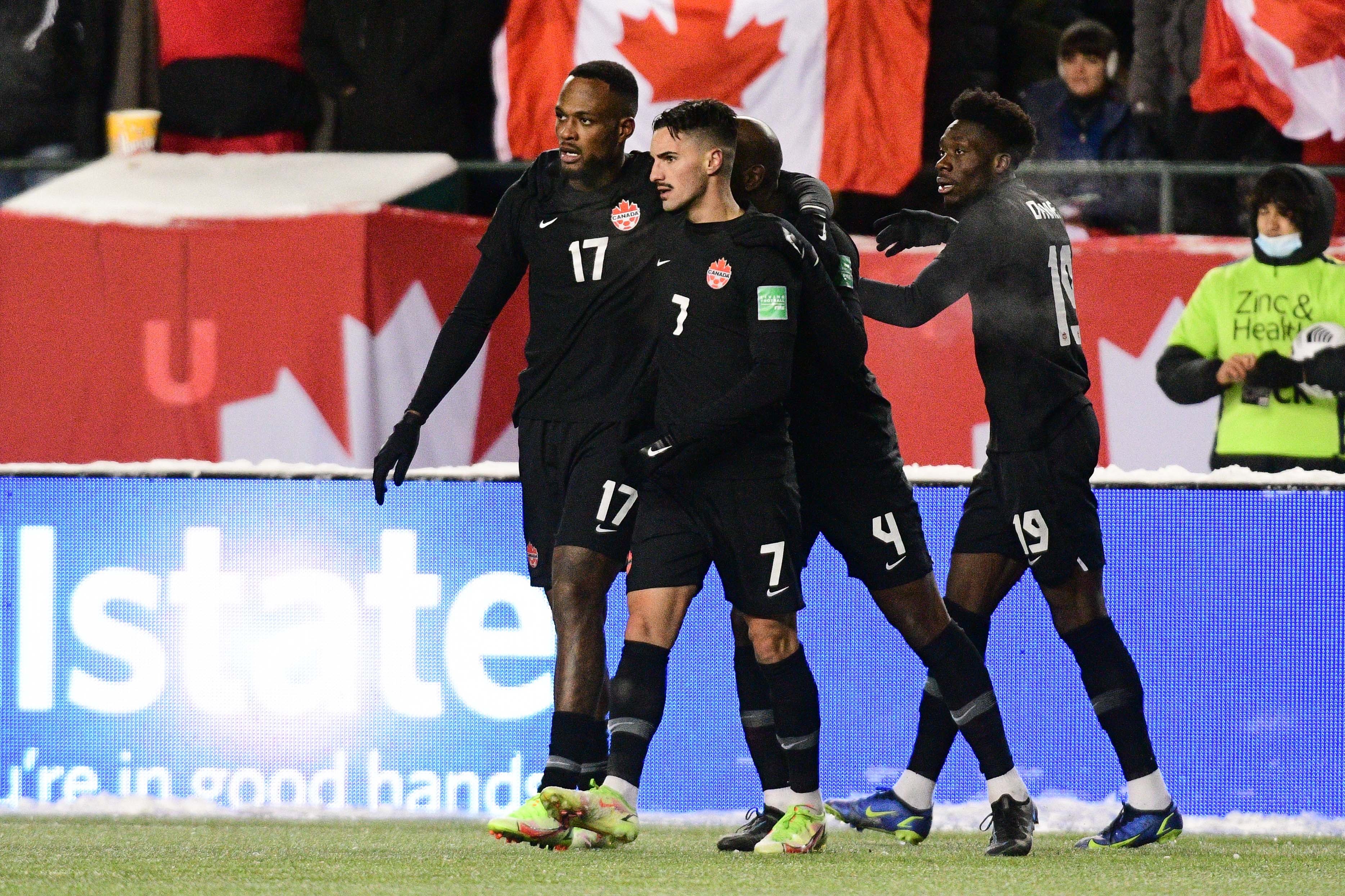 Selección de Canadá festeja en el estadio de la Mancomunidad