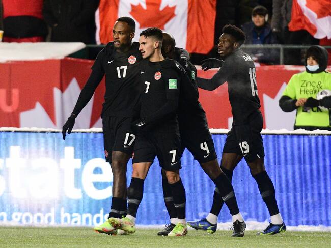 Selección de Canadá festeja en el estadio de la Mancomunidad