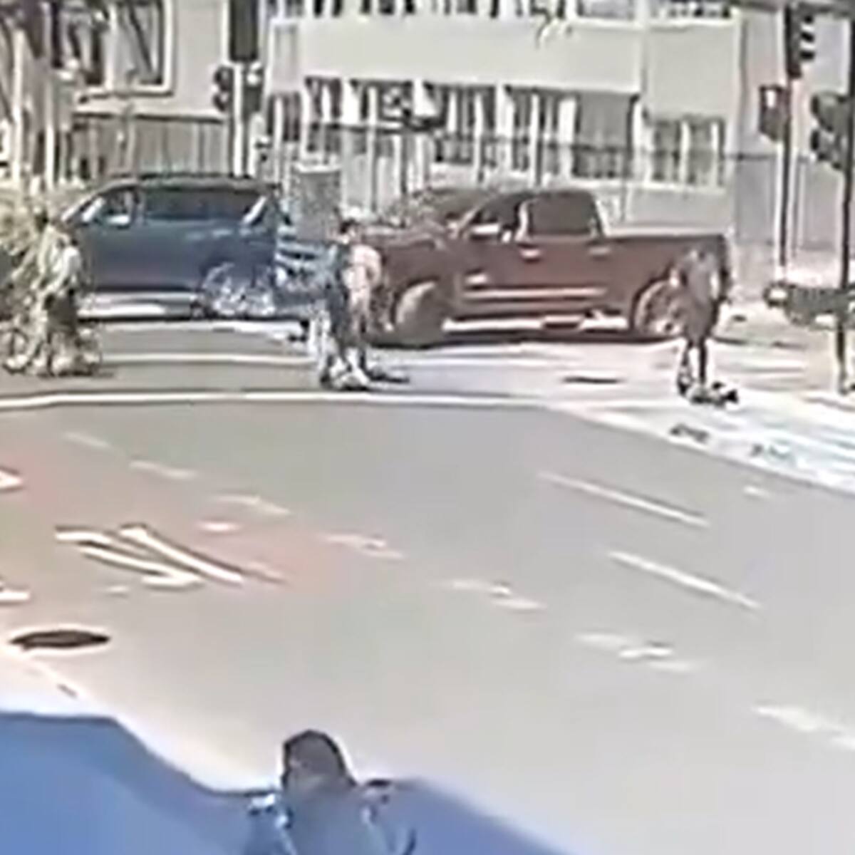 Cámaras de seguridad captan momento exacto en que ejecutiva atropella a mujer con su camioneta y se da a la fuga