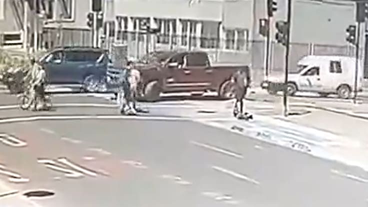 Cámaras de seguridad captan momento exacto en que ejecutiva atropella a mujer con su camioneta y se da a la fuga