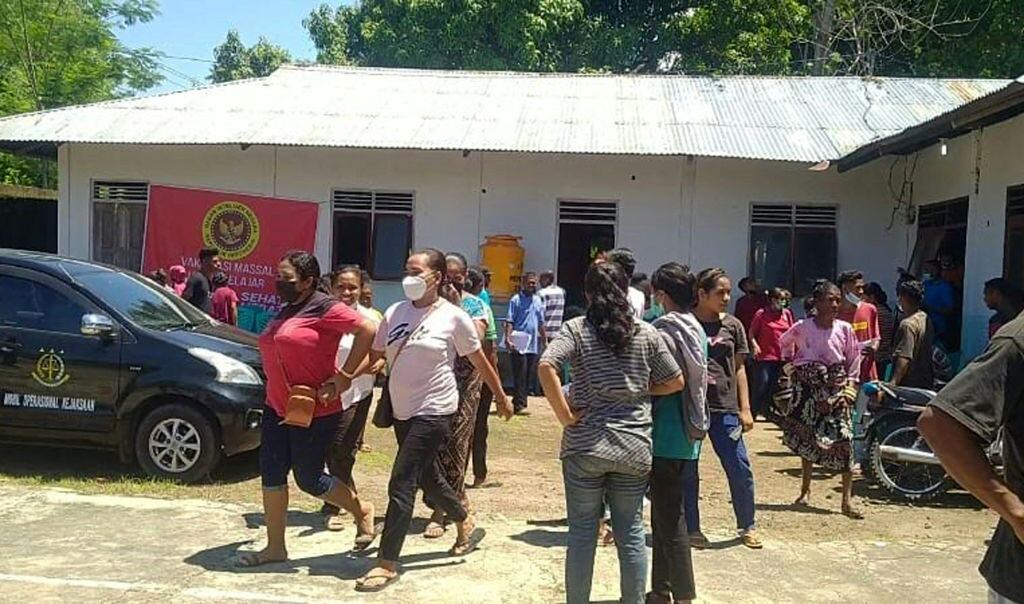 Habitantes evacúan las costas de la Isla Flores en Indonesia tras el terremoto