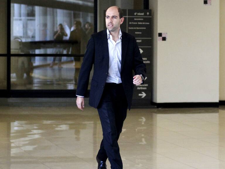 12 de Noviembre de 2015/SANTIAGO El presidente de la Asociación Nacional de Fútbol Profesional Serio Jadue realizo un punto de prensa llegando al Aeropuerto de Santiago
donde descarto su renuncia en la ANFP.
FOTO:VICTOR PEREZ/AGENCIAUNO