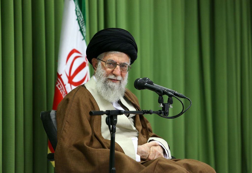El líder supremo de Irán, el ayatolá Ali Jamenei, en un diálogo con estudiantes