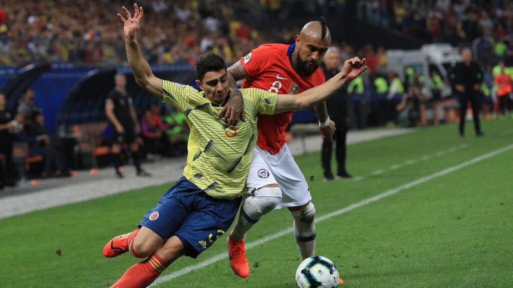 SAO PAULO, BRAZIL - JUNE 28: Arturo Vidal of Chile fights for the ball with Stefan Medina of Colombia during the Copa America Brazil 2019 quarterfinal match between Colombia and Chile at Arena Corinthians on June 28, 2019 in Sao Paulo, Brazil. (Photo by Buda Mendes/Getty Images)