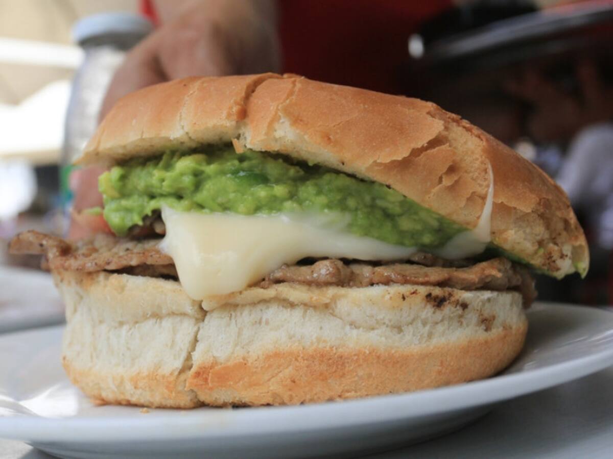 Este jueves se celebra el Día Nacional del Lomito: dónde nace este famoso sándwich chileno