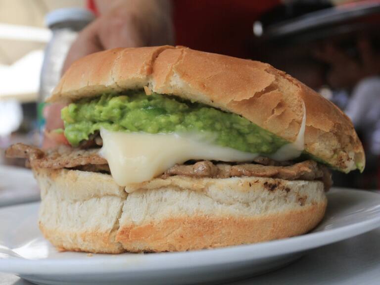 Este jueves se celebra el Día Nacional del Lomito: dónde nace este famoso sándwich chileno