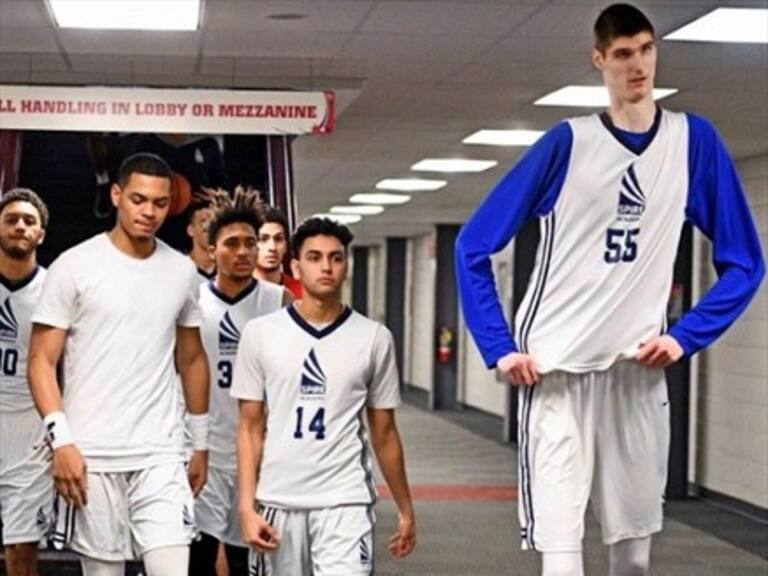 Rumano sueña con llegar a la NBA: Mide 2,31 metros a sus 17 años