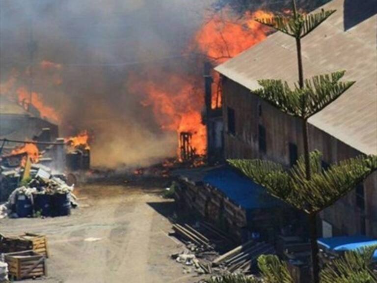 Incendio avanza sin control en Vallenar y arrasa con varias casas