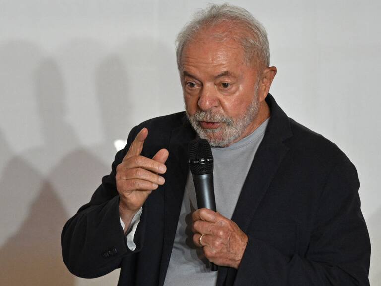 El candidato presidencial Lula Da Silva ante religiosos en Brasil