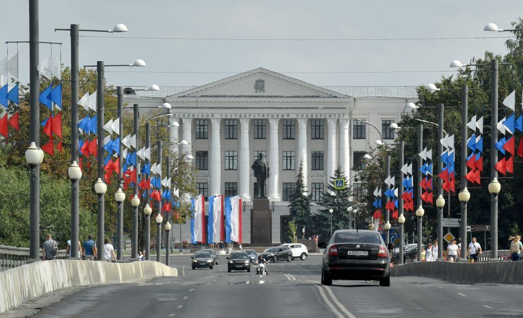 Imagen de la plaza central de la ciudad de Pskov en la Federación de Rusia