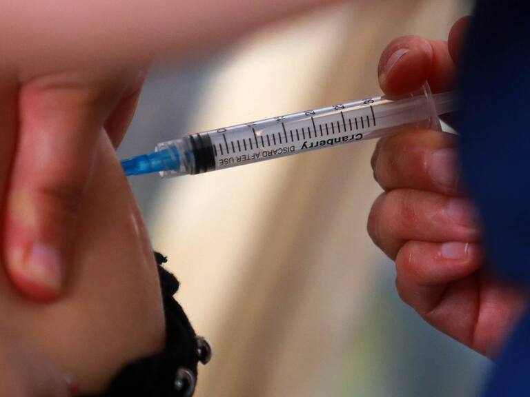 18 de Febrero del 2021/ SANTIAGO
Alcalde de la comuna Conchali, dio inicio de la vacunación del personal docente sin importar su grupo etario, haciendo caso omiso a las indicaciones del MINSAL, en medio de la pandemia de COVID-19.
Fotos: JOSÉ FRANCISCO ZUÑIGA/ AGENCIAUNO