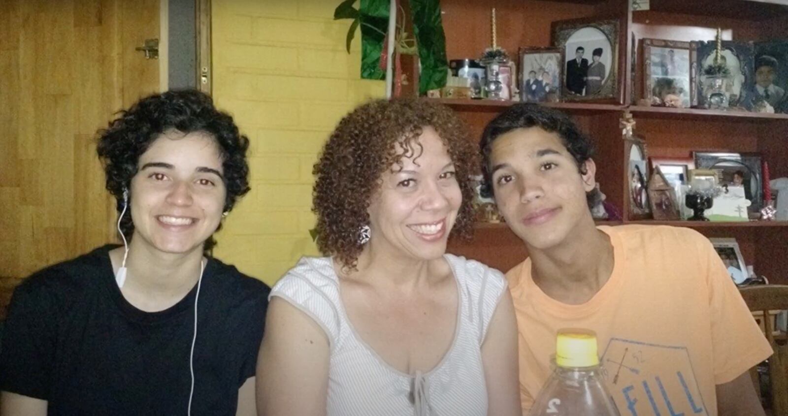 Captura de YouTube | Gabriel "Planettas" Sepúlveda, junto a su madre y hermano menor.