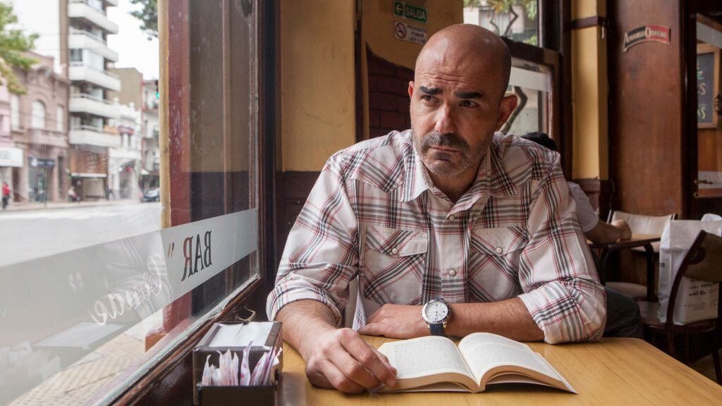 Eduardo Sacheri, destacado escritor argentino, y su nuevo libro: "El fútbol ayuda a entender cosas del protagonista"